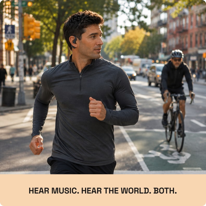 Runner in city traffic wearing the Groovz Plus in grey, a cyclist passing behind him